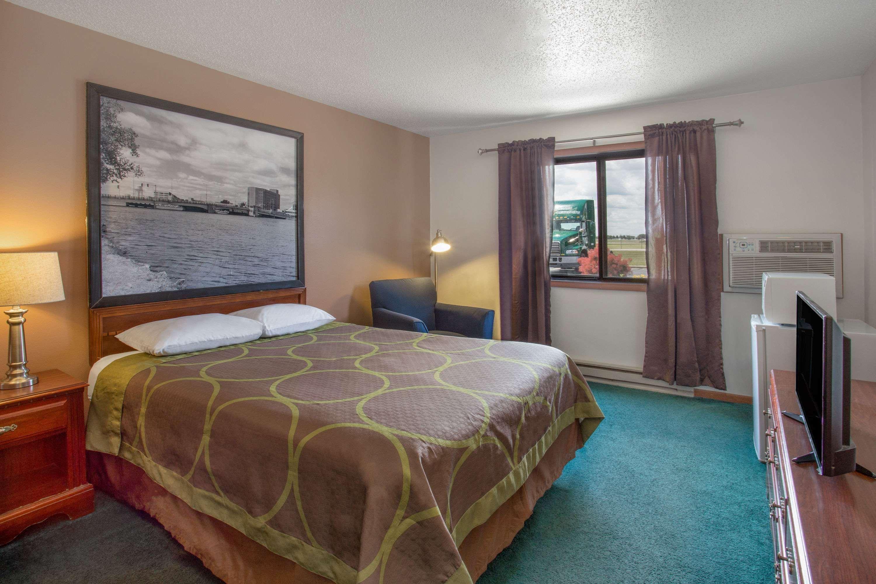 Hotel Baymont By Wyndham Oshkosh Airport Exterior foto
