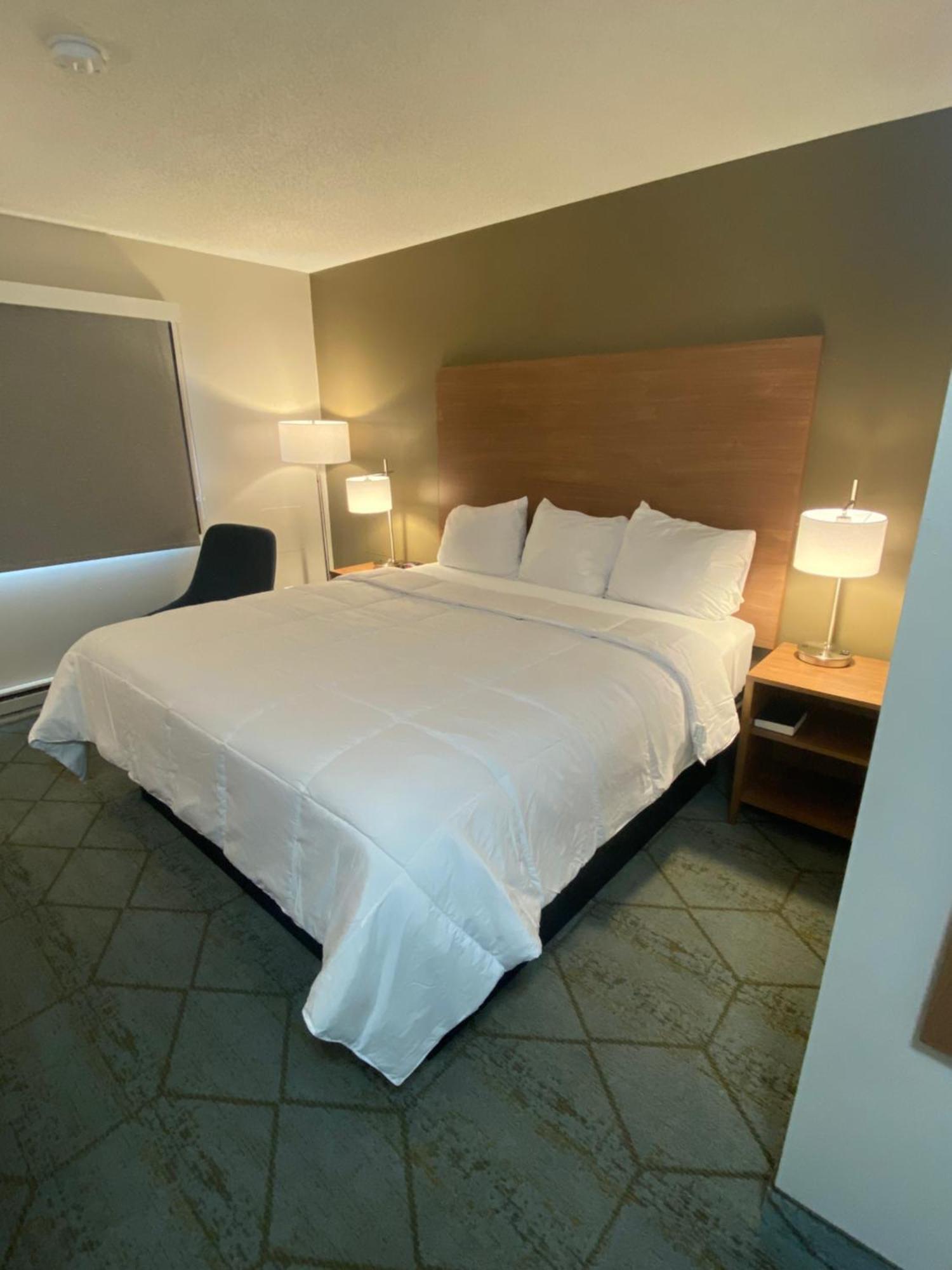 Hotel Baymont By Wyndham Oshkosh Airport Exterior foto